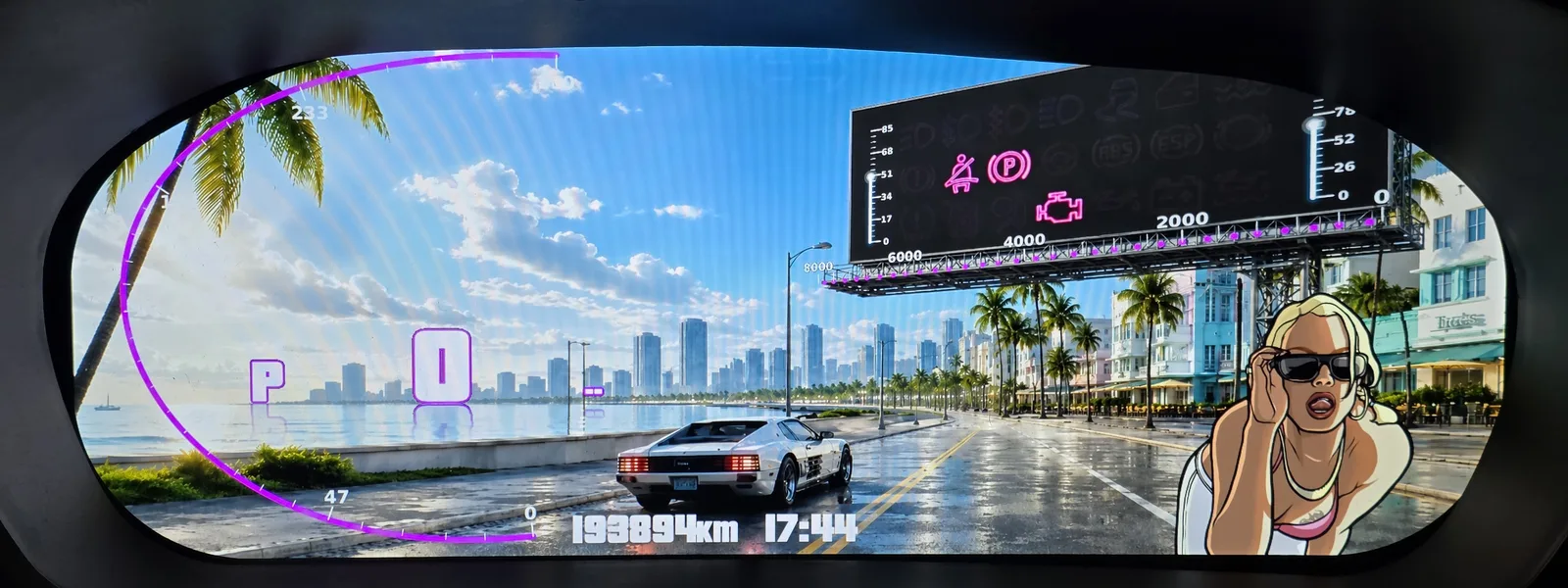 Compteur façon GTA en fonctionnement : front de mer, sportive et néons roses