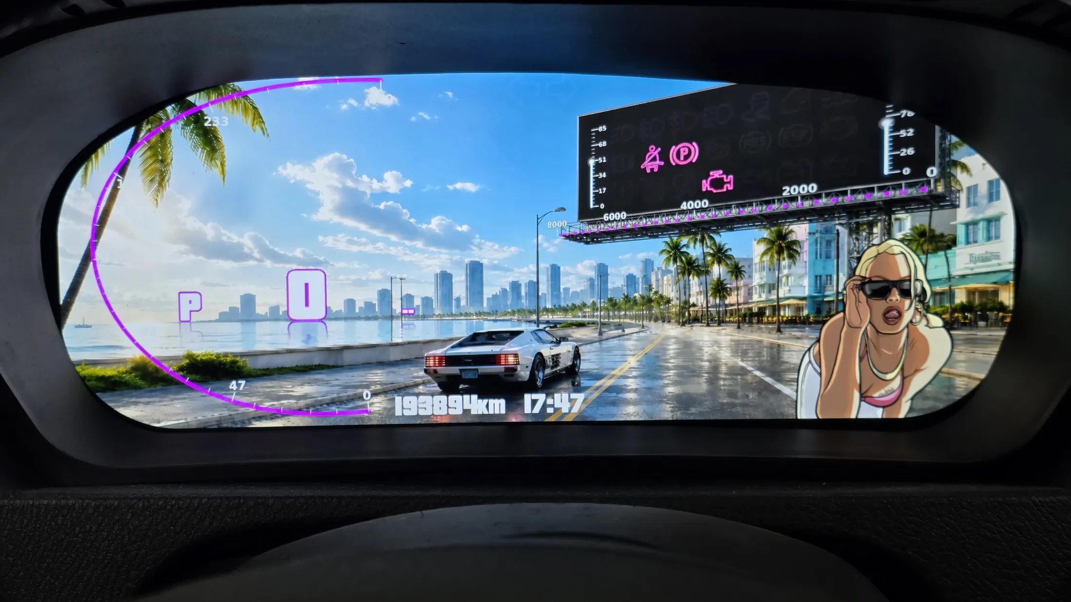 Compteur digital sur mesure façon GTA photographié en fonctionnement à bord