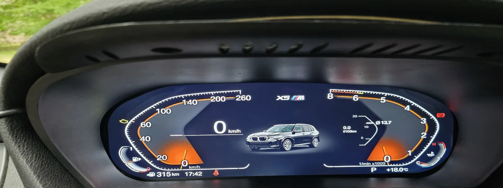 Réalisation compteur sport BMW photographiée en fonctionnement à bord