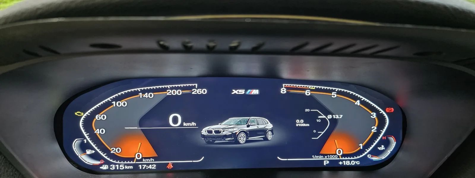 Détail du compteur sport BMW : zones rouges et données moteur