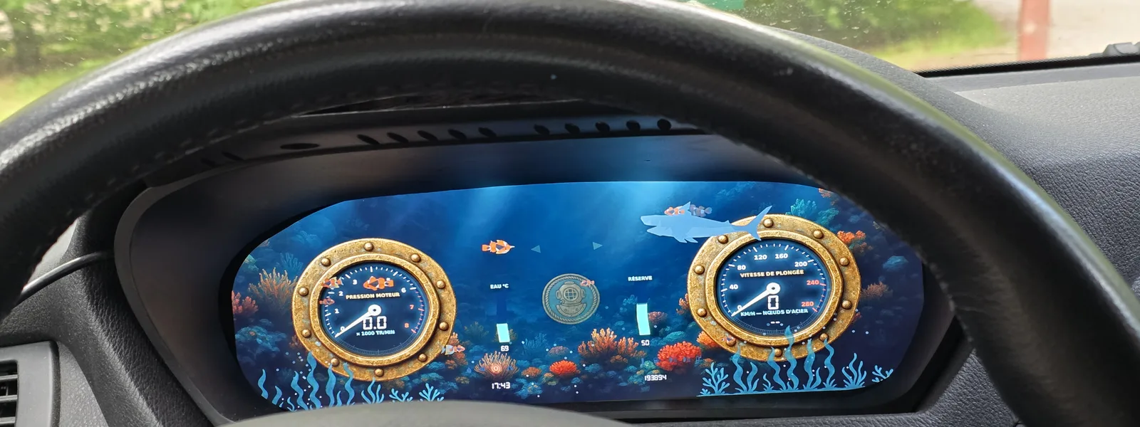 Compteur digital aquarium — hublots laiton et récif — photographié à bord