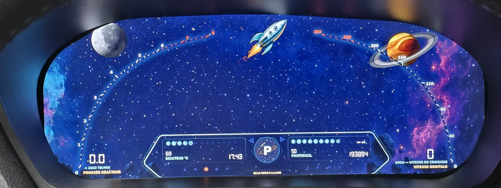 Compteur digital espace — fusée, lune et Saturne — photographié à bord
