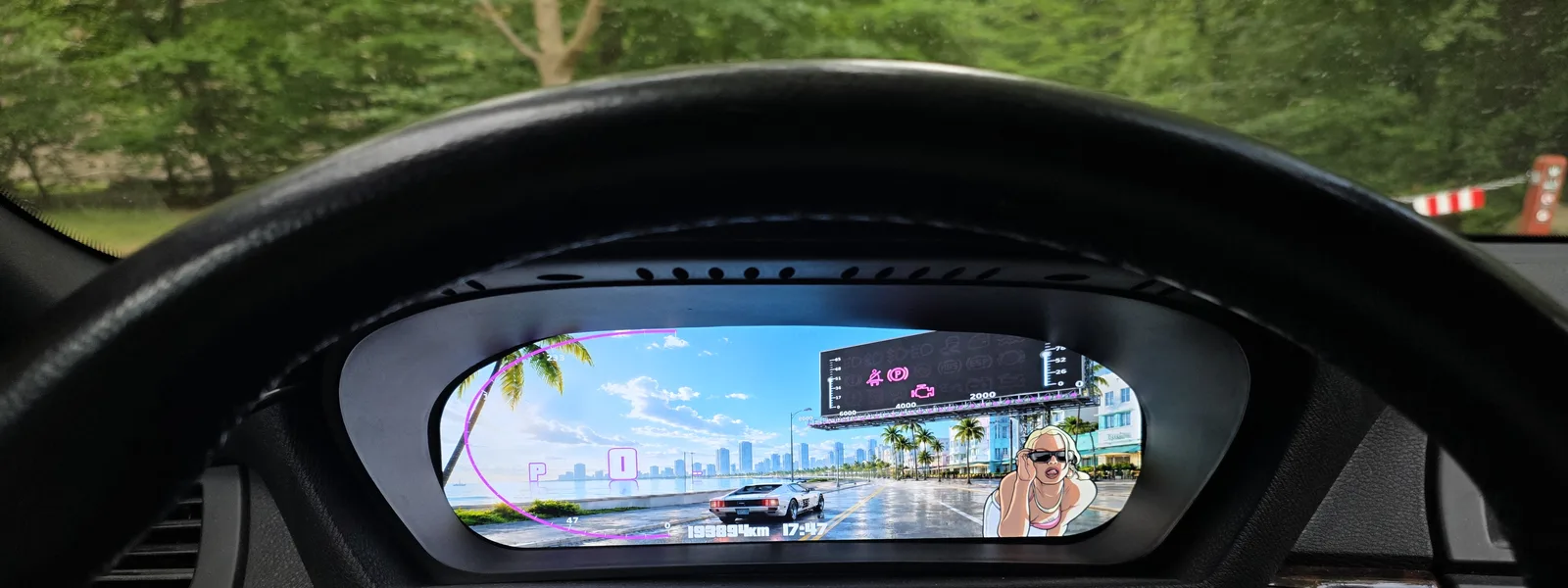 Compteur digital façon GTA vu à travers le volant